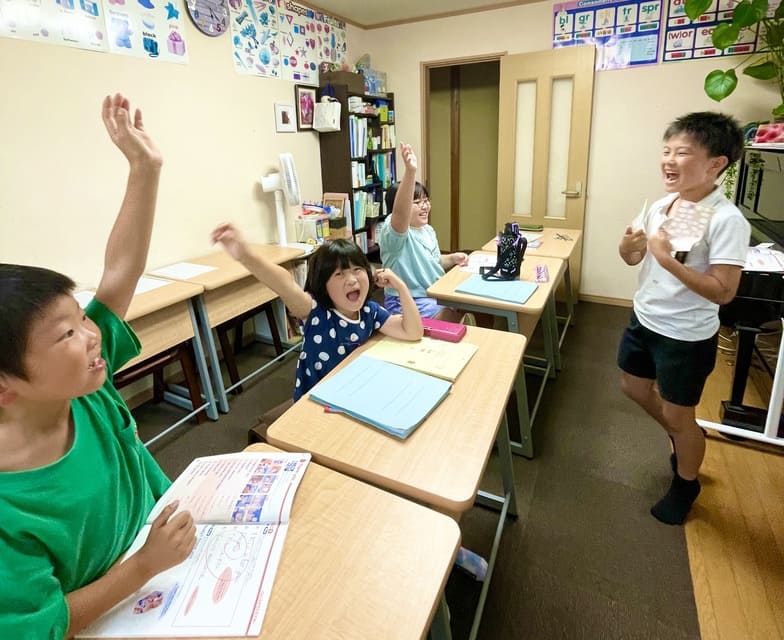 子供たちが手をあげてレッスンを楽しむ様子