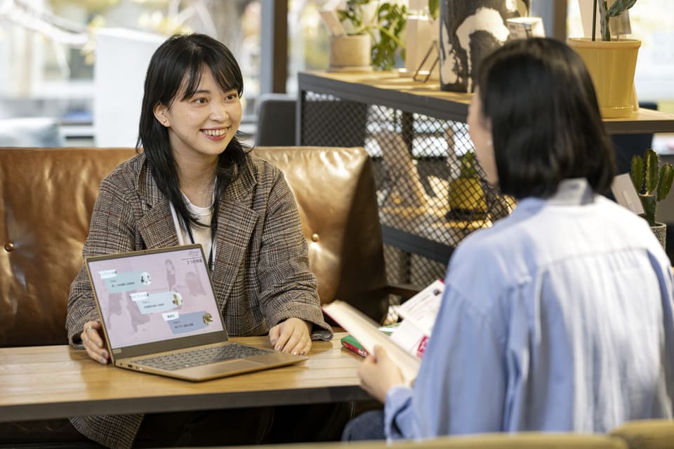 笑顔で対面する日本人スタッフと生徒